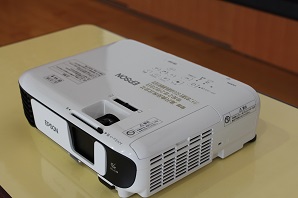 白いプロジェクターの機械を上から映した写真