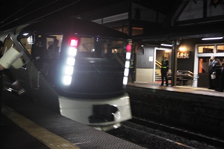 ホームに入ってくる電車の先頭車両の写真