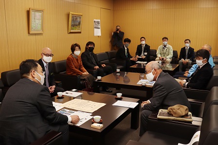 ソファに座り、向かい合うようにしてお話している市長と白鳥園協働の公園づくり実行委員会のみなさんの写真