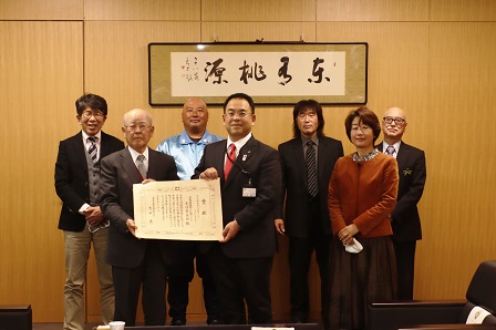 白鳥園協働の公園づくり実行委員会のみなさんと市長で並んで記念撮影をしている写真