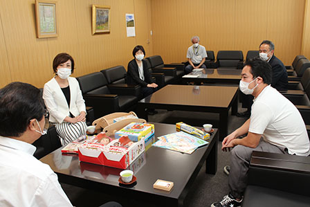 椅子に腰かけ、市長とお話している実行委員長おふたりの写真