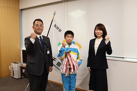市長とトロフィーを手に持った小椋くんがカメラに向かってガッツポーズをしている写真
