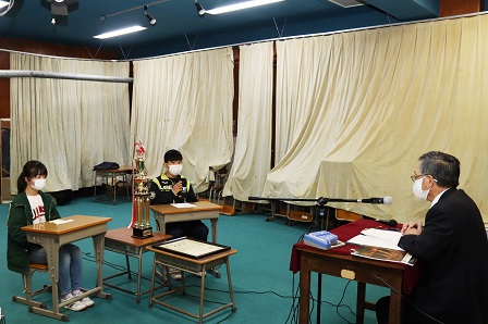 教育長と向かい合って座りながらお話している吉川部長、緑川副部長の写真