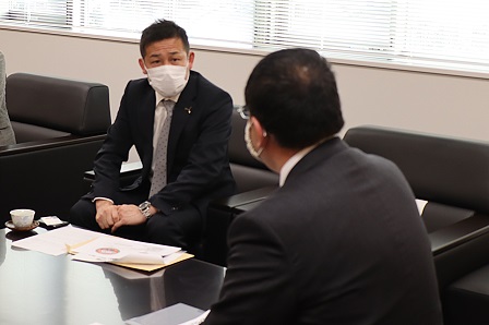 椅子に座って市長とお話をしている監督らの写真