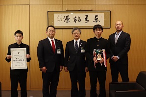 賞状を手に、男子生徒と市長が並んで立ち記念撮影をしている写真