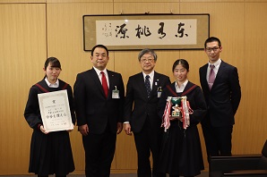 賞状を手に、女子生徒と市長が並んで立ち記念撮影をしている写真