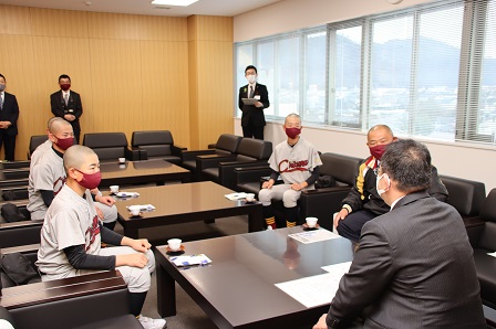 マスクをつけた千曲ボーイズの皆さんが市長とお話している写真
