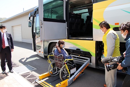 バスのスロープ部分に乗り込む車いすの写真