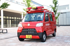 建物の前に真っ赤な消防車が止まっている写真