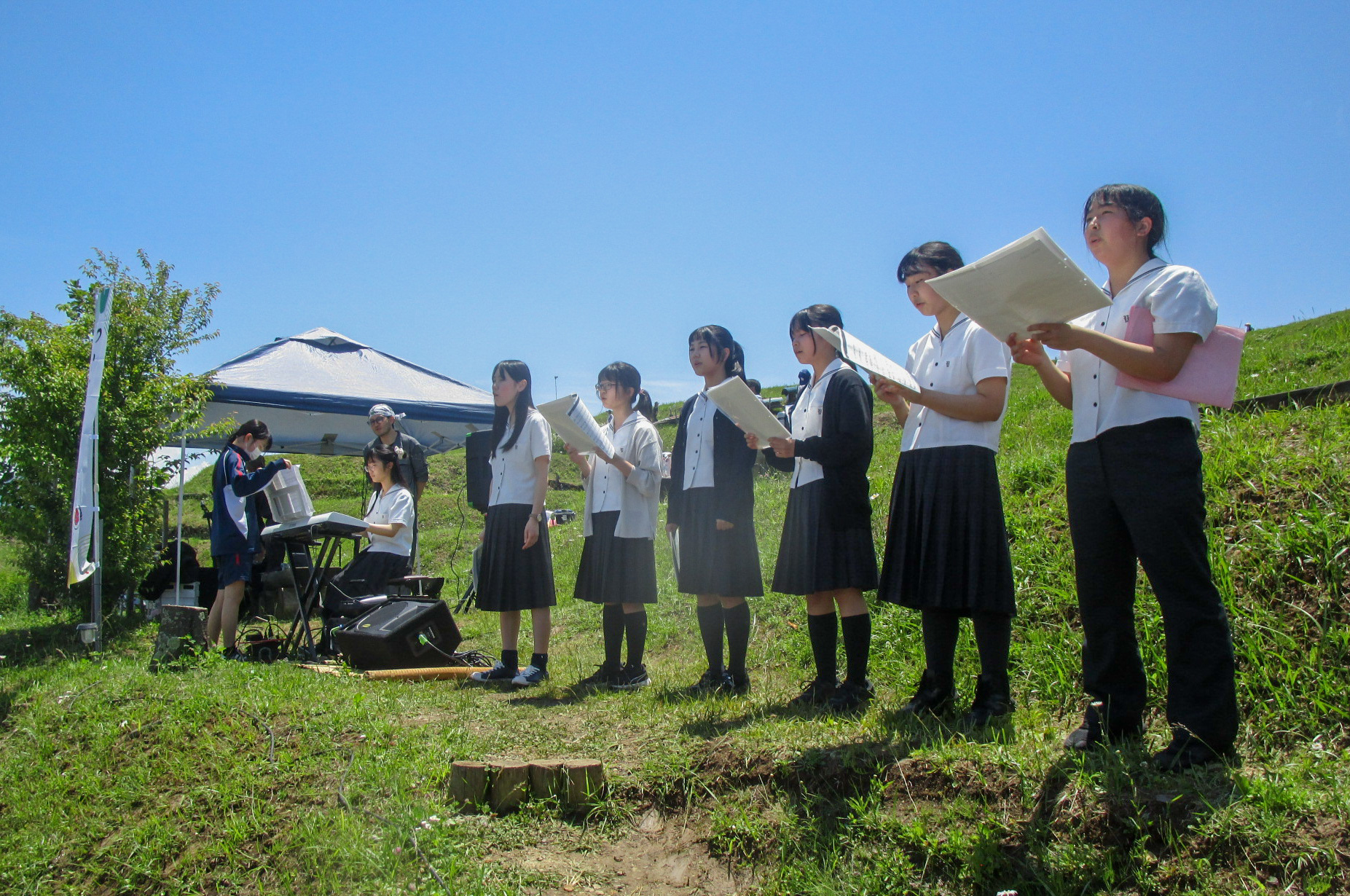 姨捨の棚田で合唱する屋代高校附属中学校の生徒たち