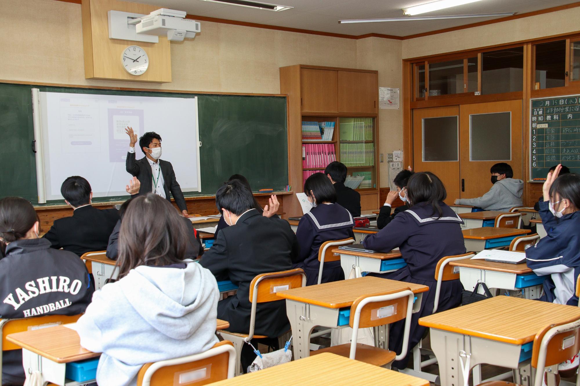 防災についてワークショップをする屋代中学校の生徒