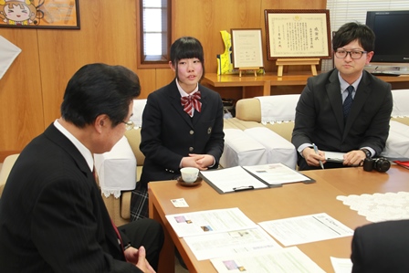 市長と柳町さんが椅子に座ってお話している写真