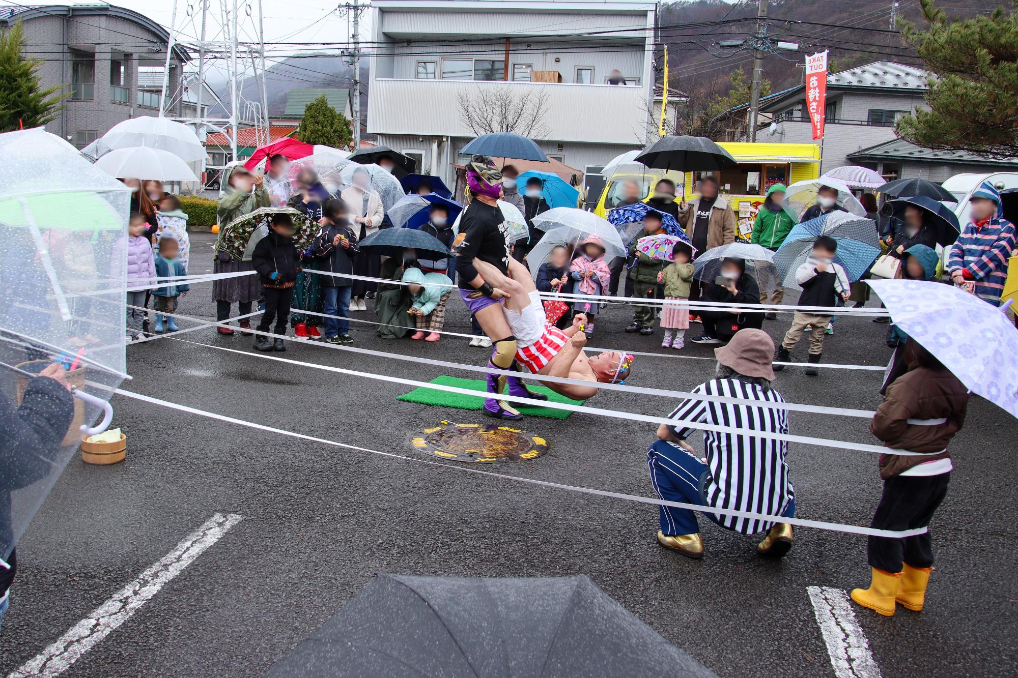 ジャイアントスイング(プロレスの技)をする信州プロレスの選手