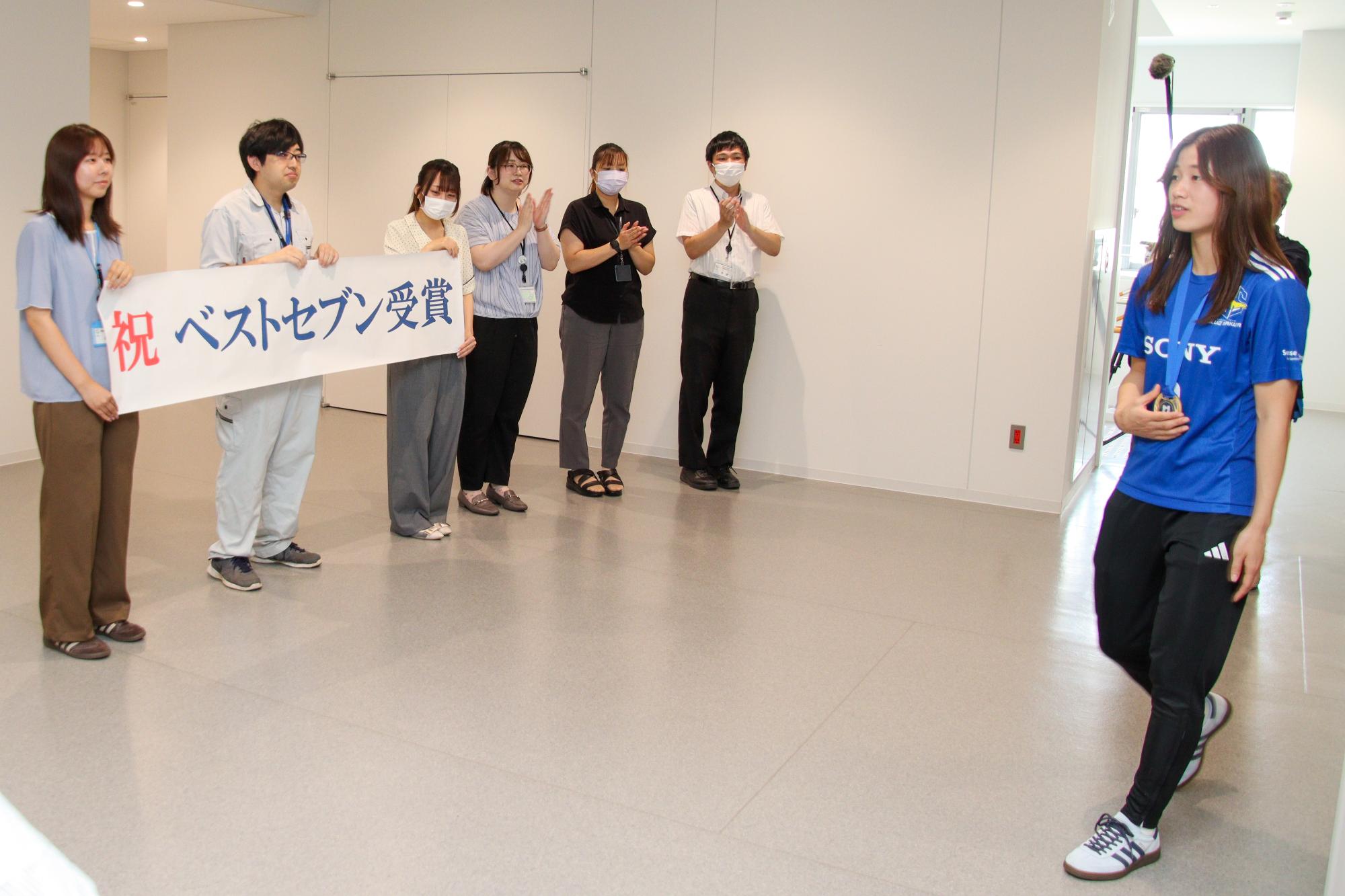 市役所を表敬訪問し、職員に出迎えられる笠井選手(右)