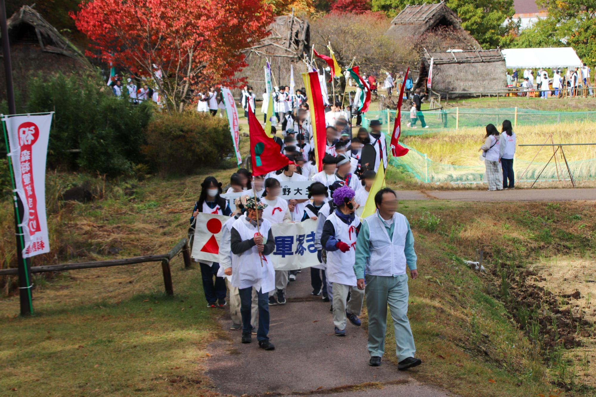 古墳を目指す古代行列