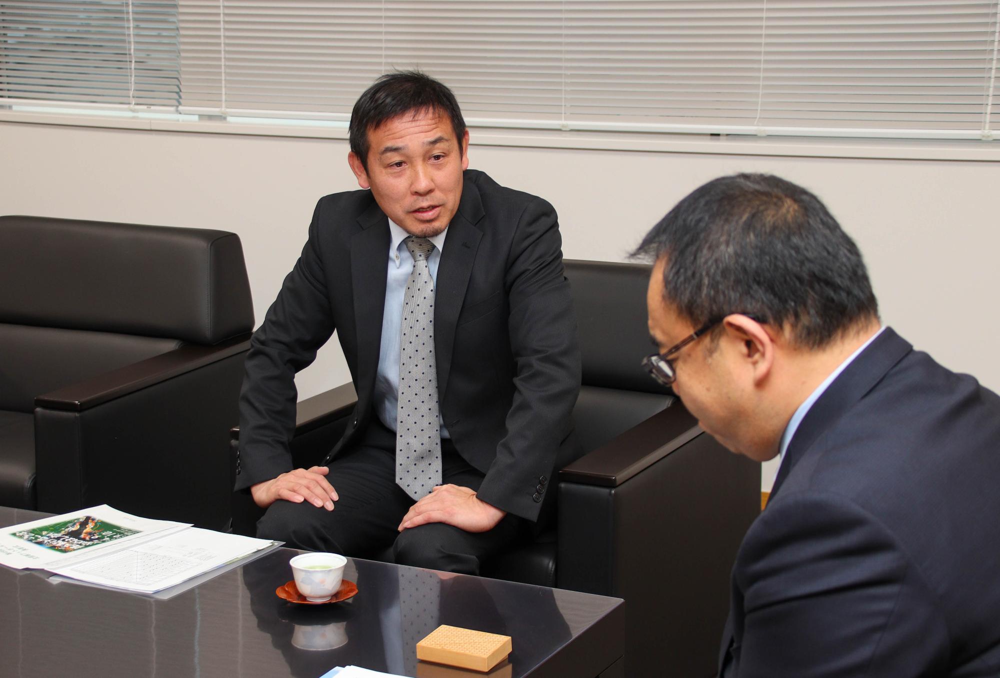 小川市長と歓談するリベルタス千曲FCの塚口監督