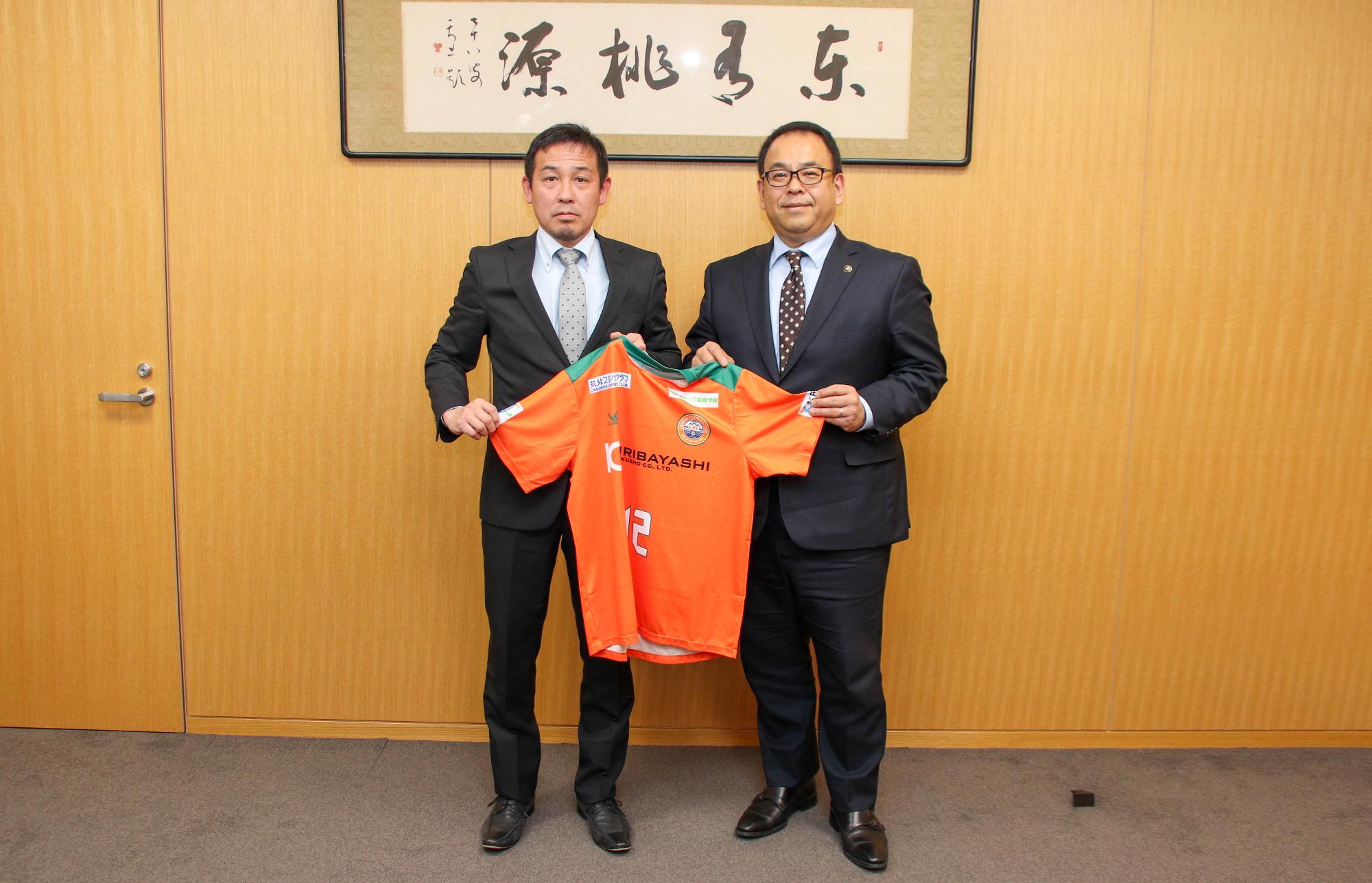 小川市長と記念撮影するリベルタス千曲FCの塚口監督