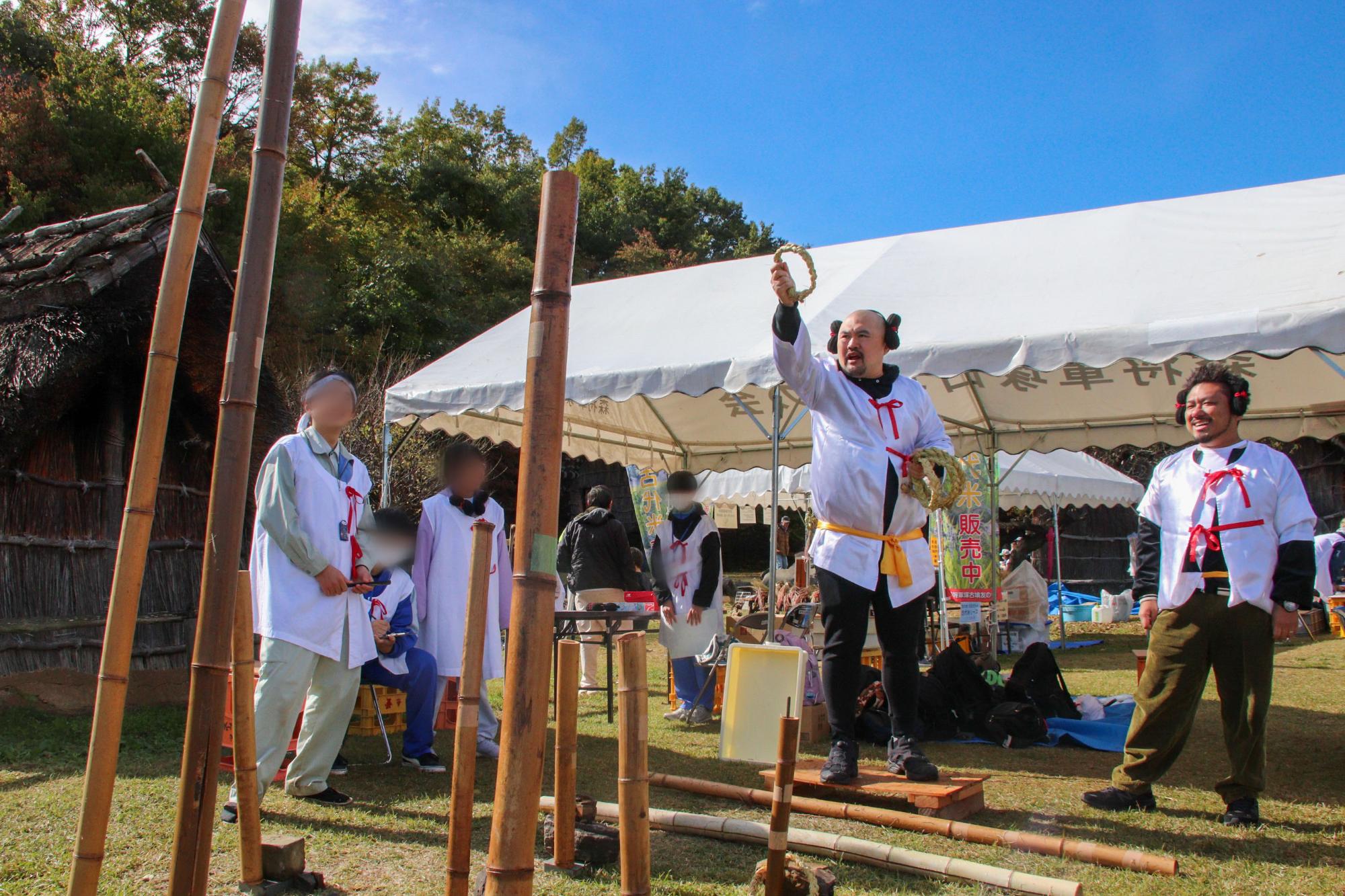 千曲坂城クラブのブースで輪投げ体験をする千曲市PR大使の鬼越トマホーク