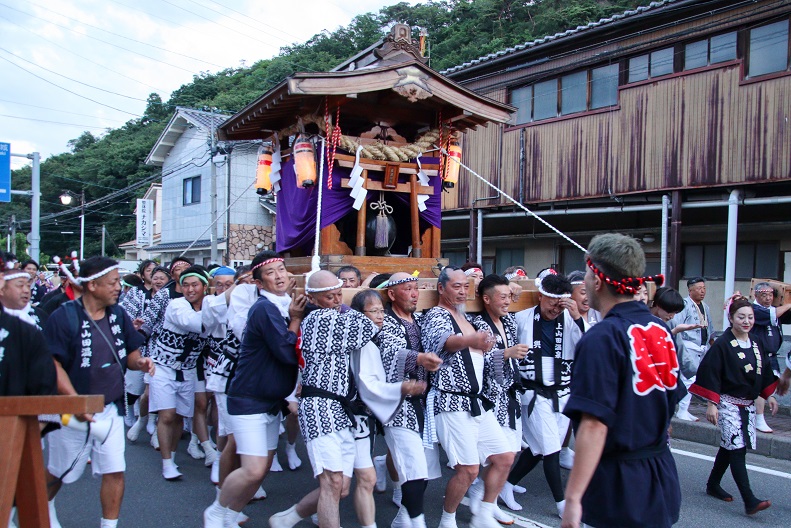 御神体出立式で担がれるお神輿