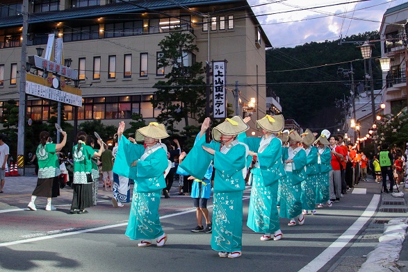 各連が温泉音頭などの音楽にあわせて踊る民謡流し