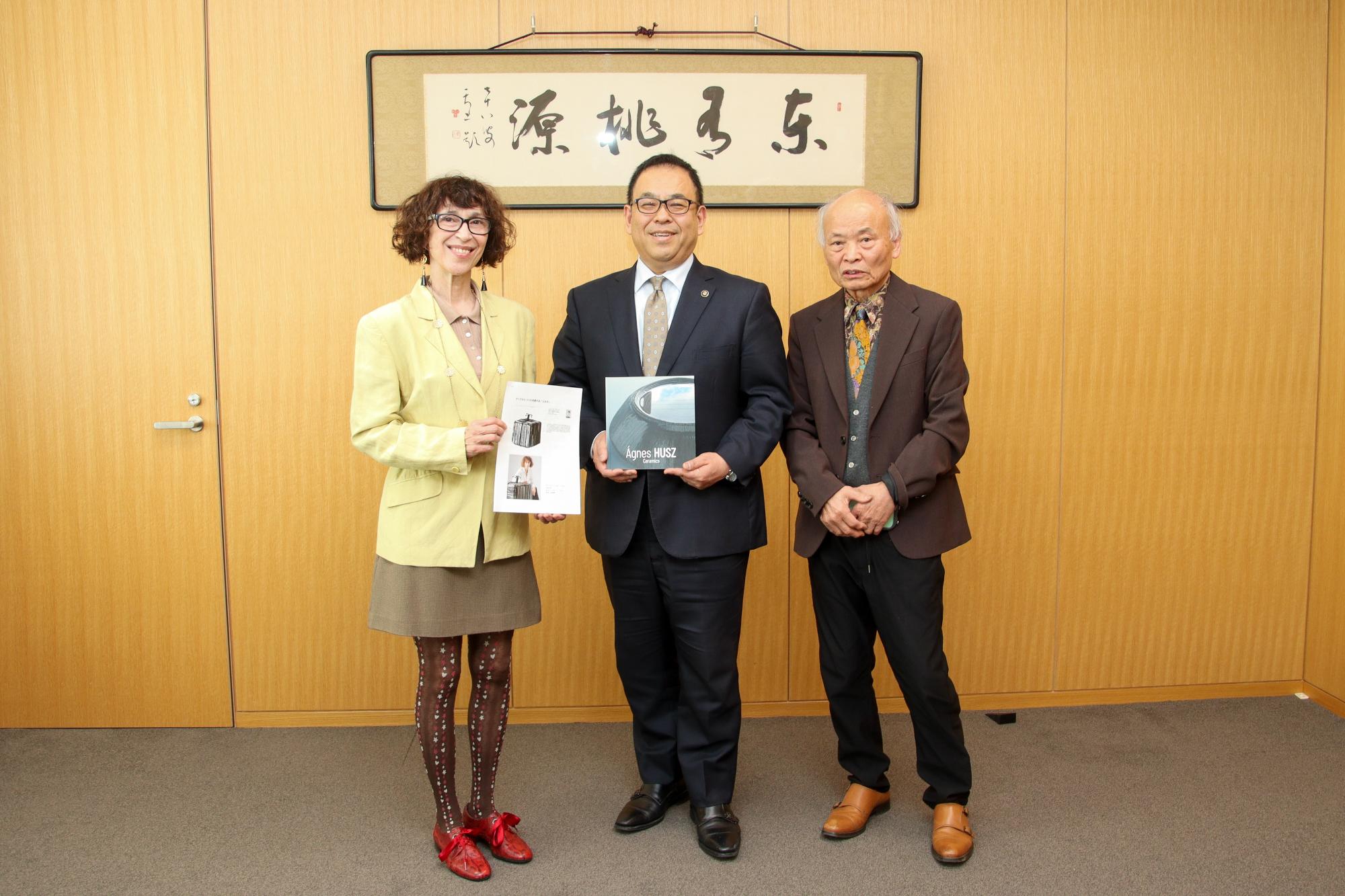 表敬訪問の記念撮影。左からアグネス・フスさん、小川市長、フスさんのパートナーの若林さん