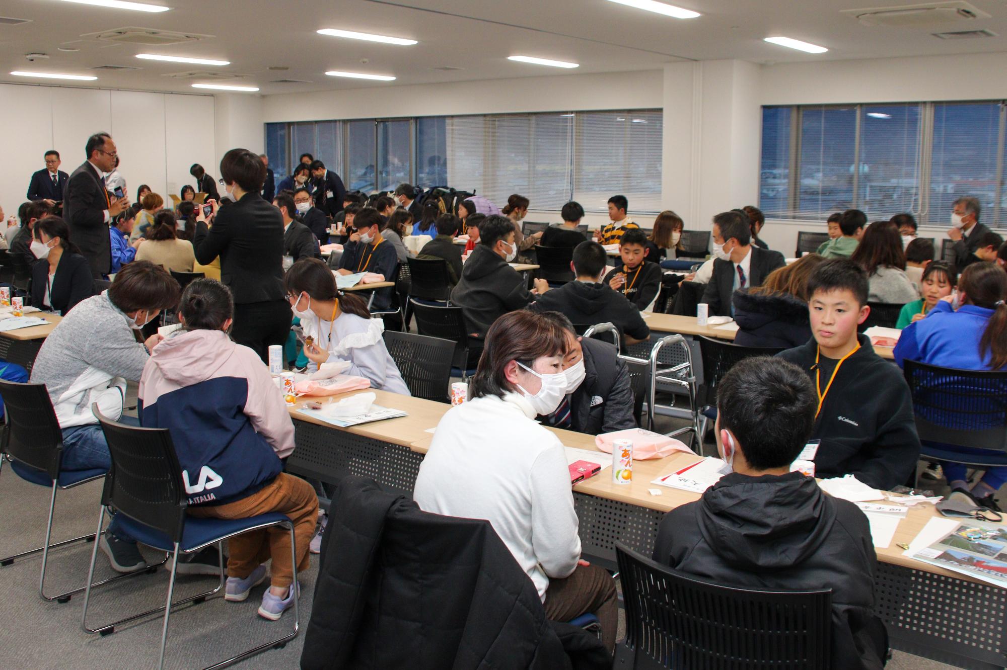 宇和島市児童と千曲市ホームステイ先の児童の交流会の様子