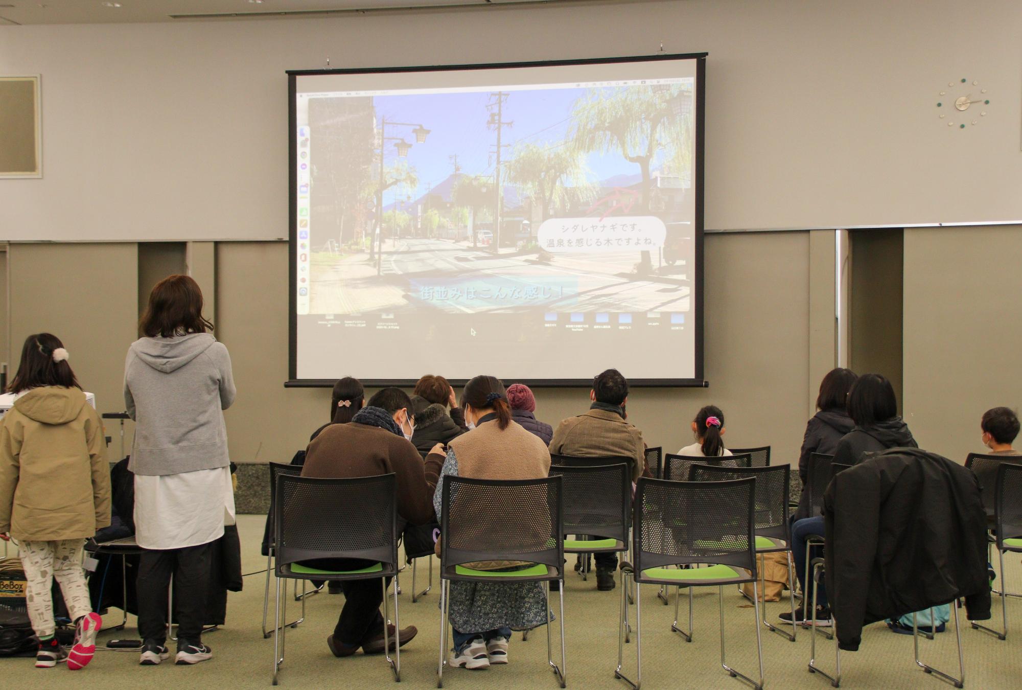 千曲市子ども動画ワークショップの完成動画試写会で戸倉上山田温泉の紹介動画作品を放映している様子
