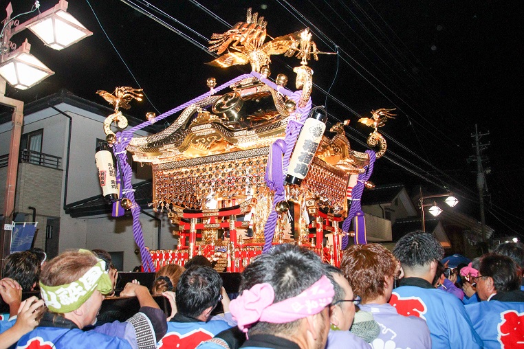 大きな掛け声で神輿を担ぐ稲荷山の地域の皆さん
