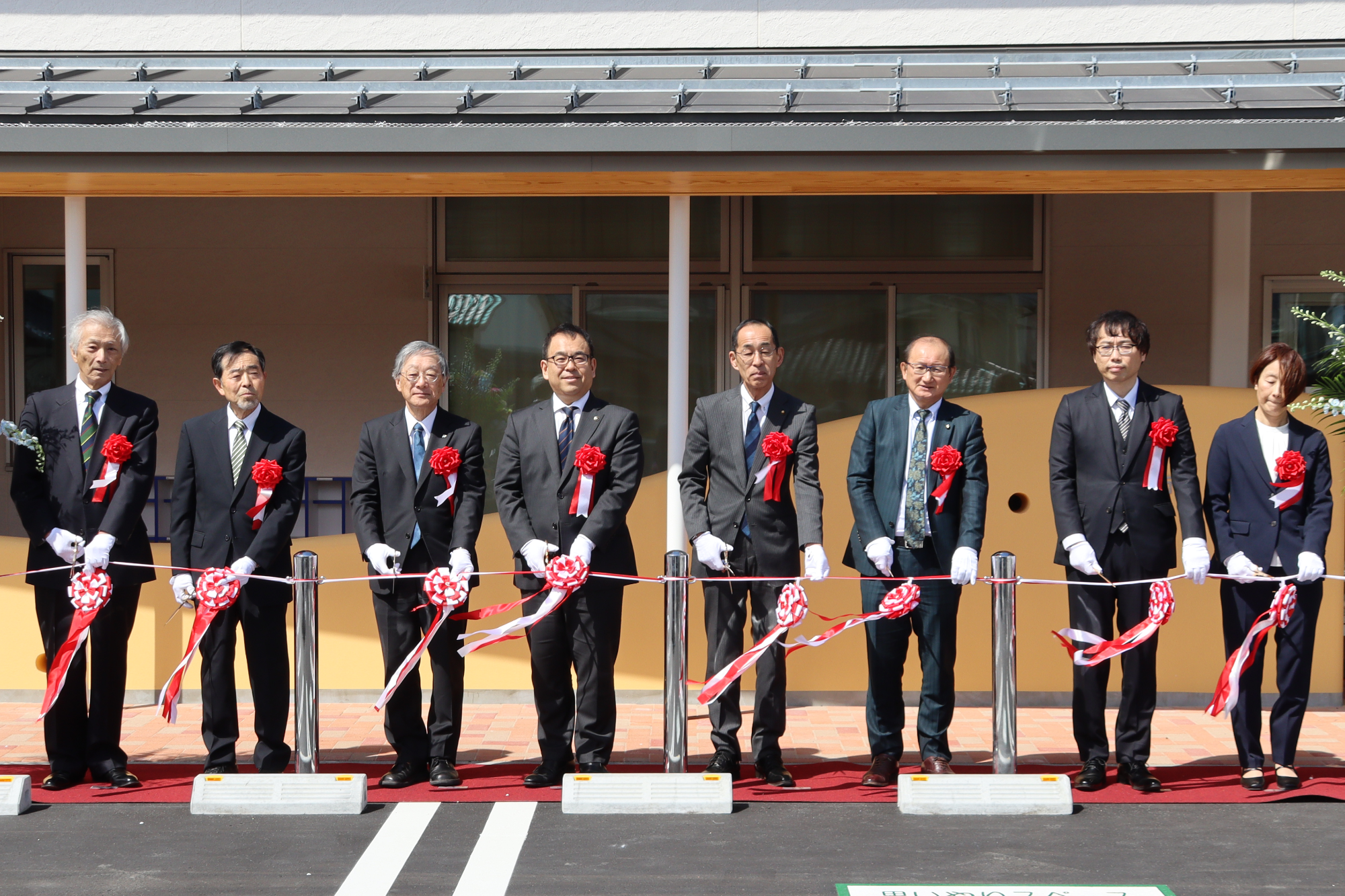 新園舎前のセレモニーでの小川市長らによるテープカット