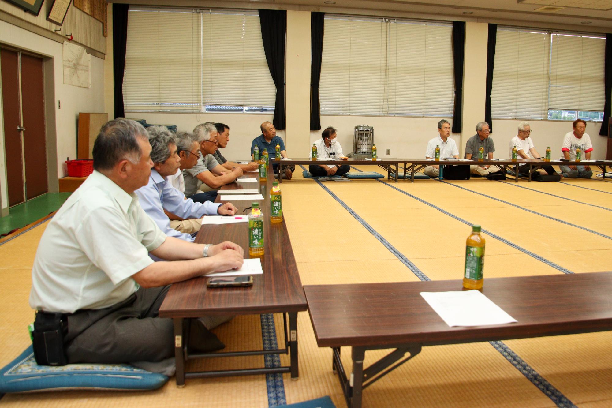 話しを聞く桑原区長会の皆さんの様子