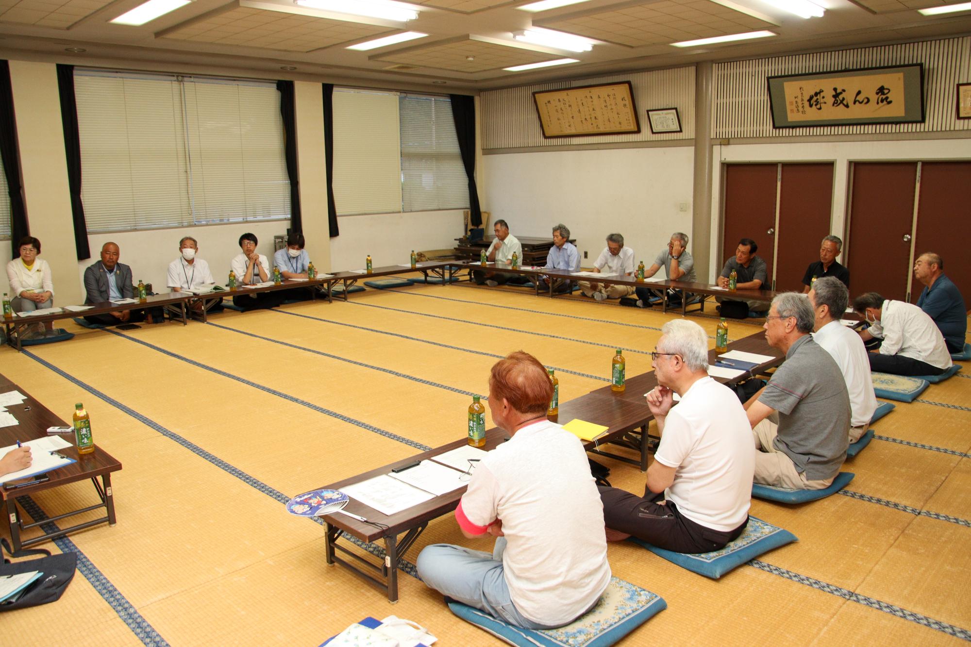 話しを聞く、地元議員、地元職員、桑原区長会の皆さん