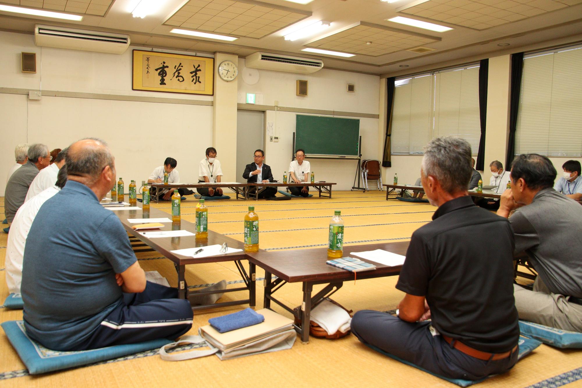 小川市長の話に耳を傾ける桑原区長会の皆さん