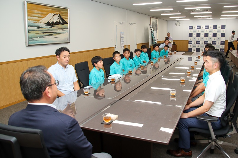 小川市長に全国大会の抱負を語る男子チーム