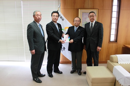 市長と男性3人が市長と寄付金を持ちながら横並びに並んでいる写真