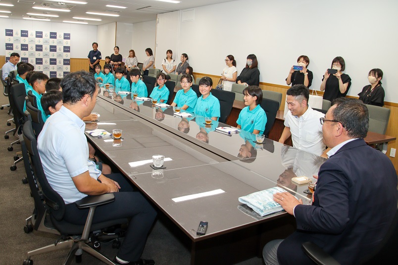 小川市長の激励の言葉を聞く女子チーム