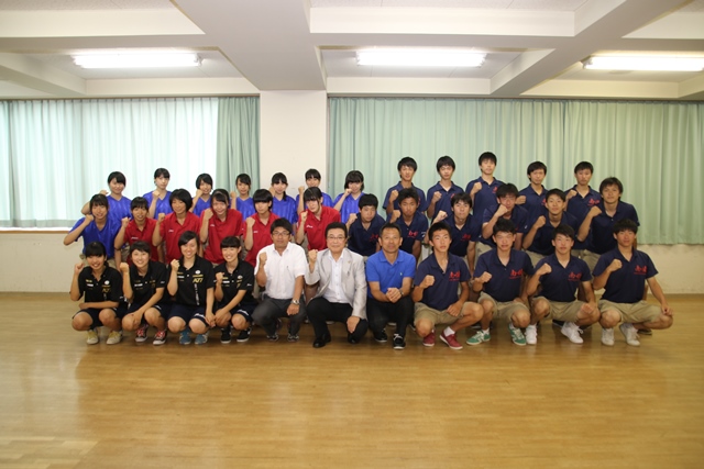 市長と選手のみなさんが三列に並んで記念撮影をしている写真