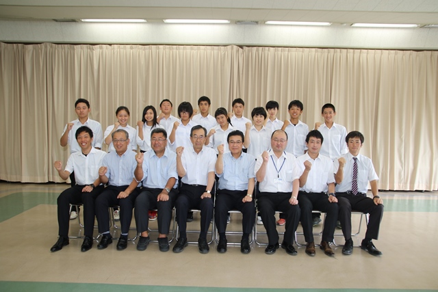 市長と市内中学校の選手のみなさんがガッツポーズをして記念撮影をしている写真