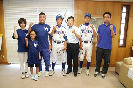 ユニフォームを着た上田南リトルシニアの皆さんと市長が記念撮影をしている写真