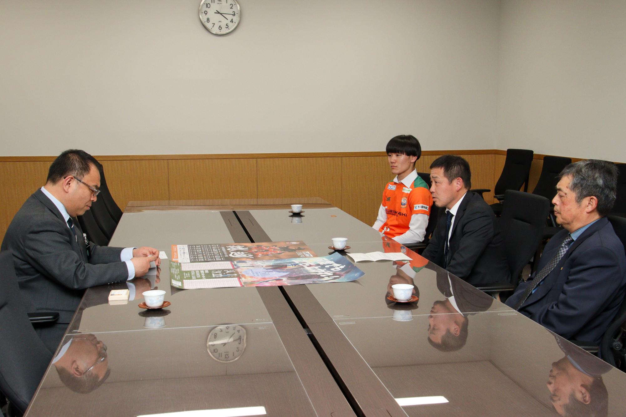 小川市長とリベルタス千曲の3名が懇談中