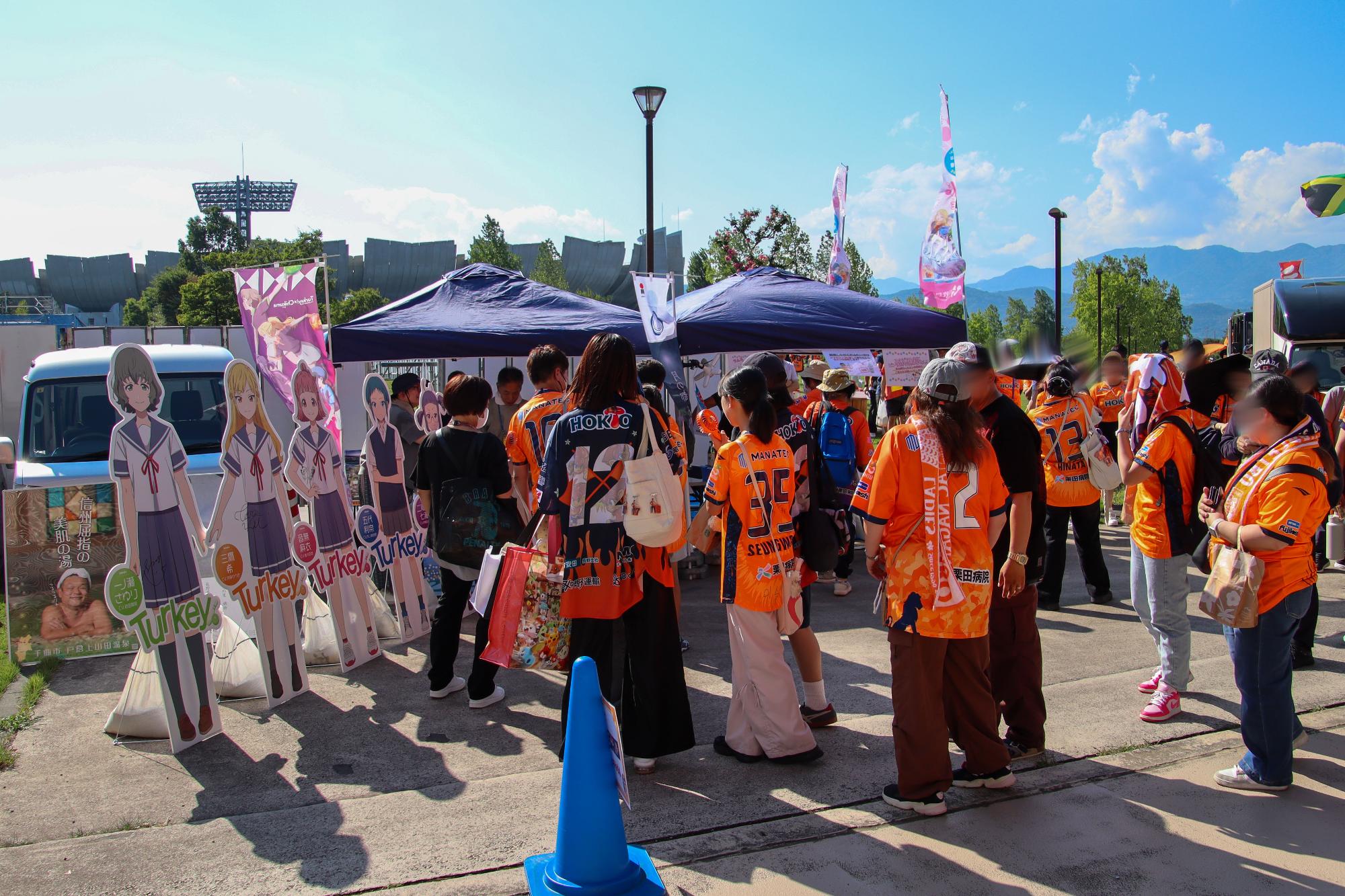千曲市のPRブースに並ぶ長野パルセイロのサポーター