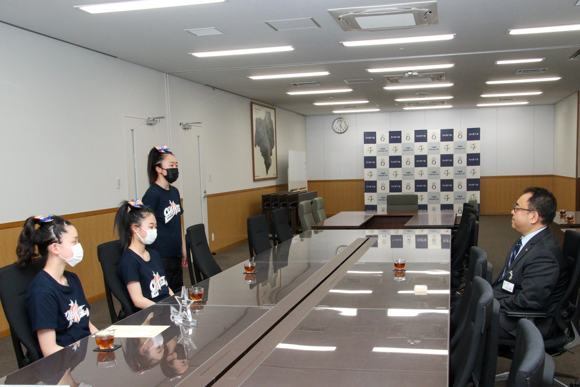 市長に全国大会出場の報告をするキューティアンズの皆さん(右、小川市長、左キューティアンズのメンバー、)