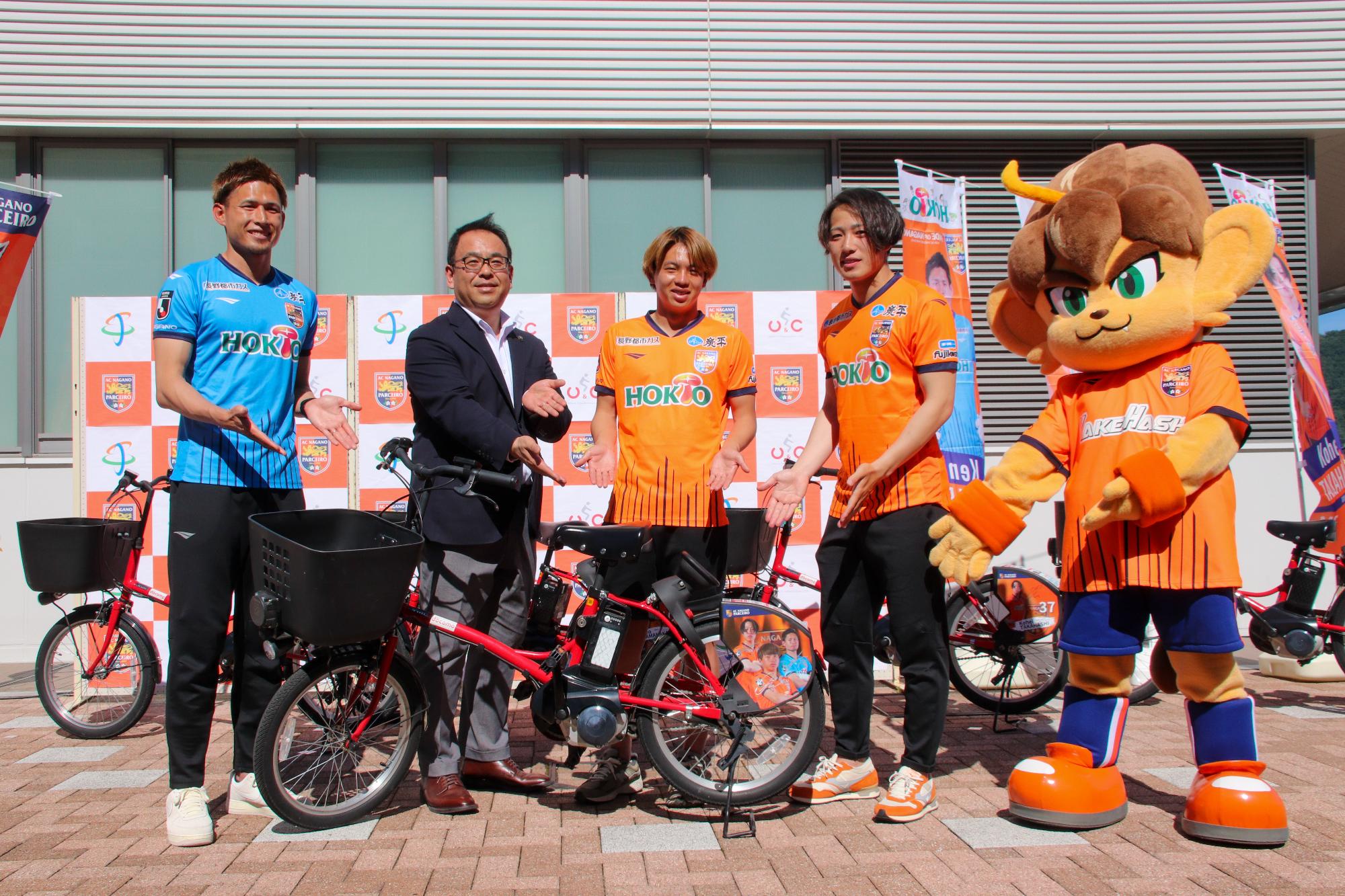 シェアサイクルPRイベントで記念撮影する選手ら