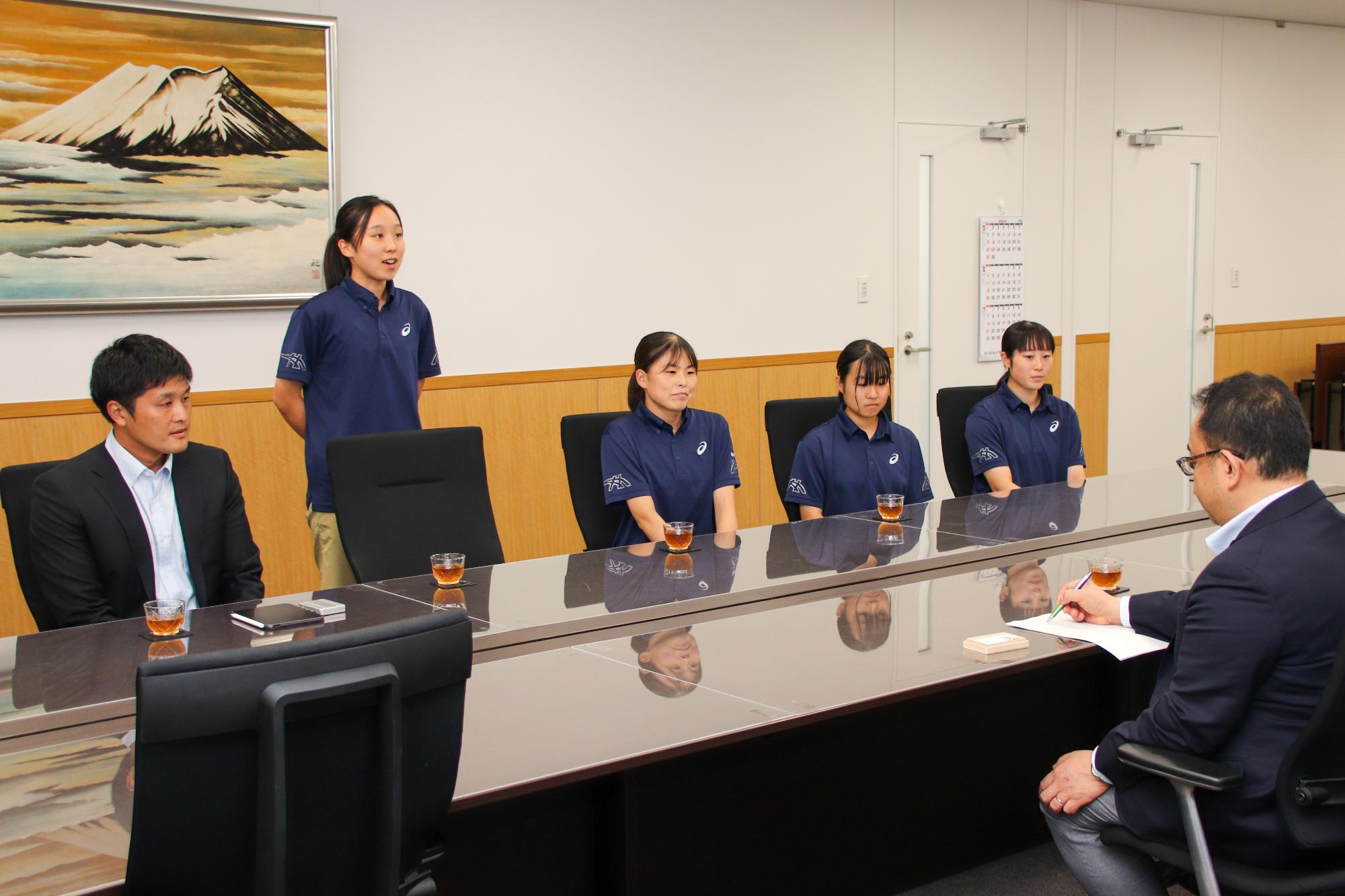 市長に意気込みを語る前山主将