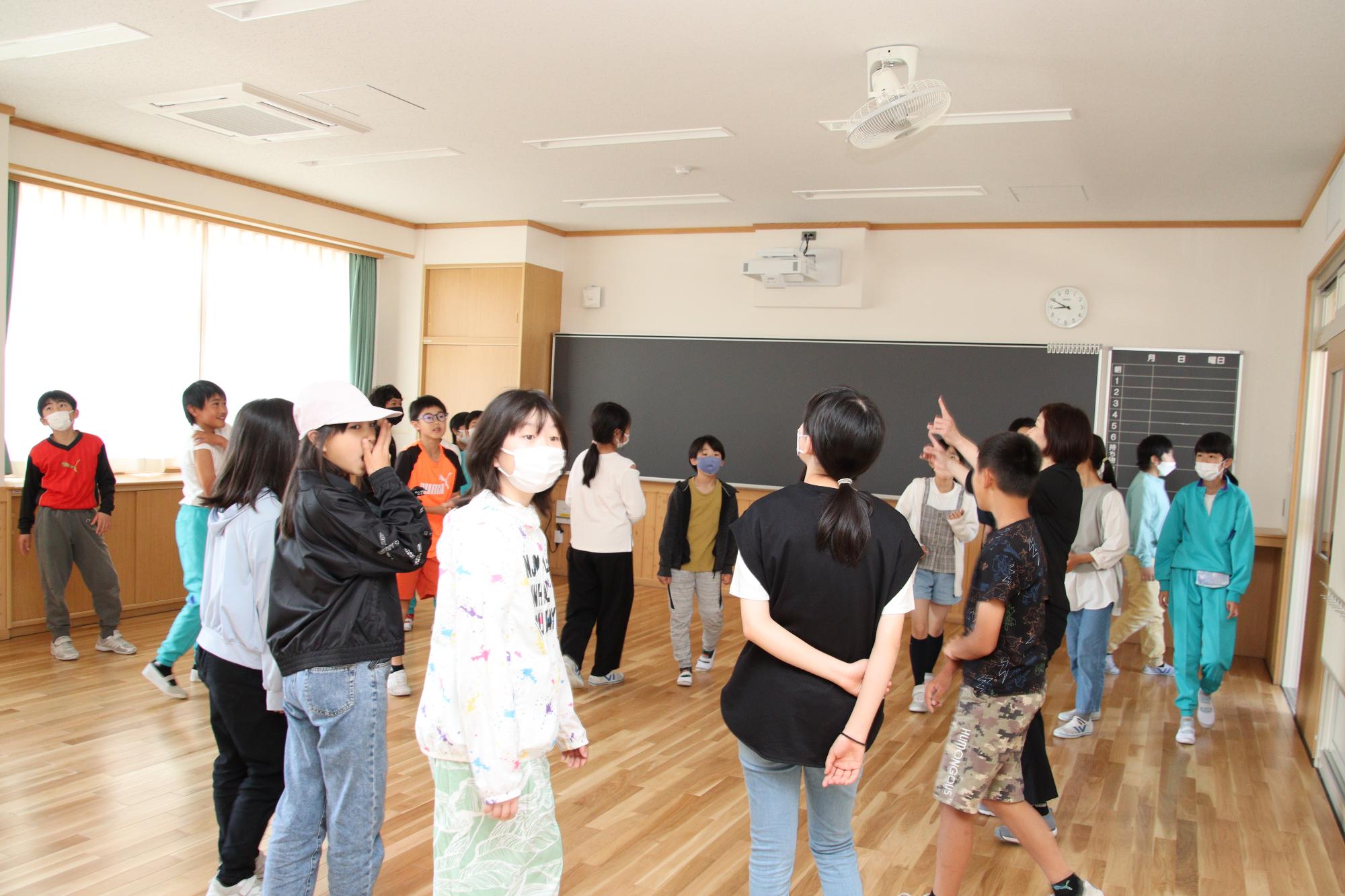 新校舎教室棟を見学する生徒