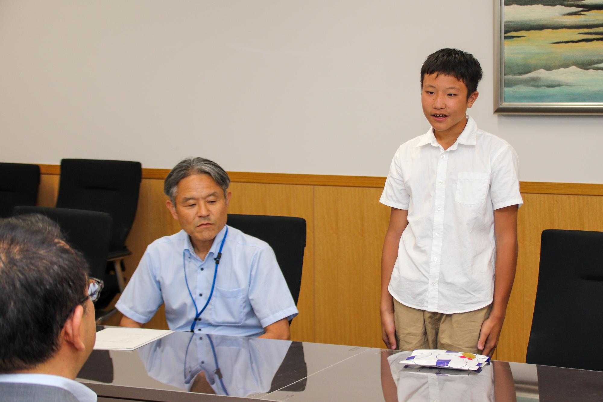 小川市長に大会への意気込みを語る伊藤さん