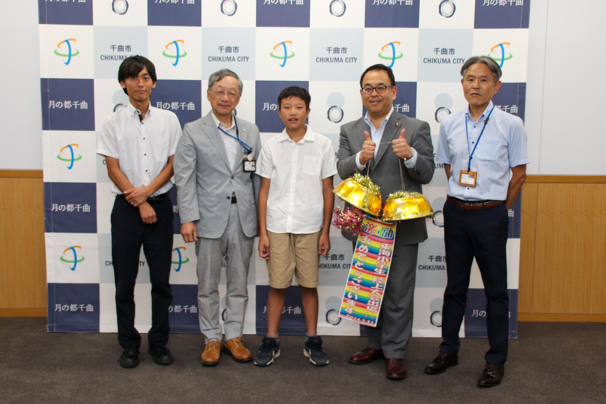 小川市長、小松教育長と記念撮影する伊藤さん