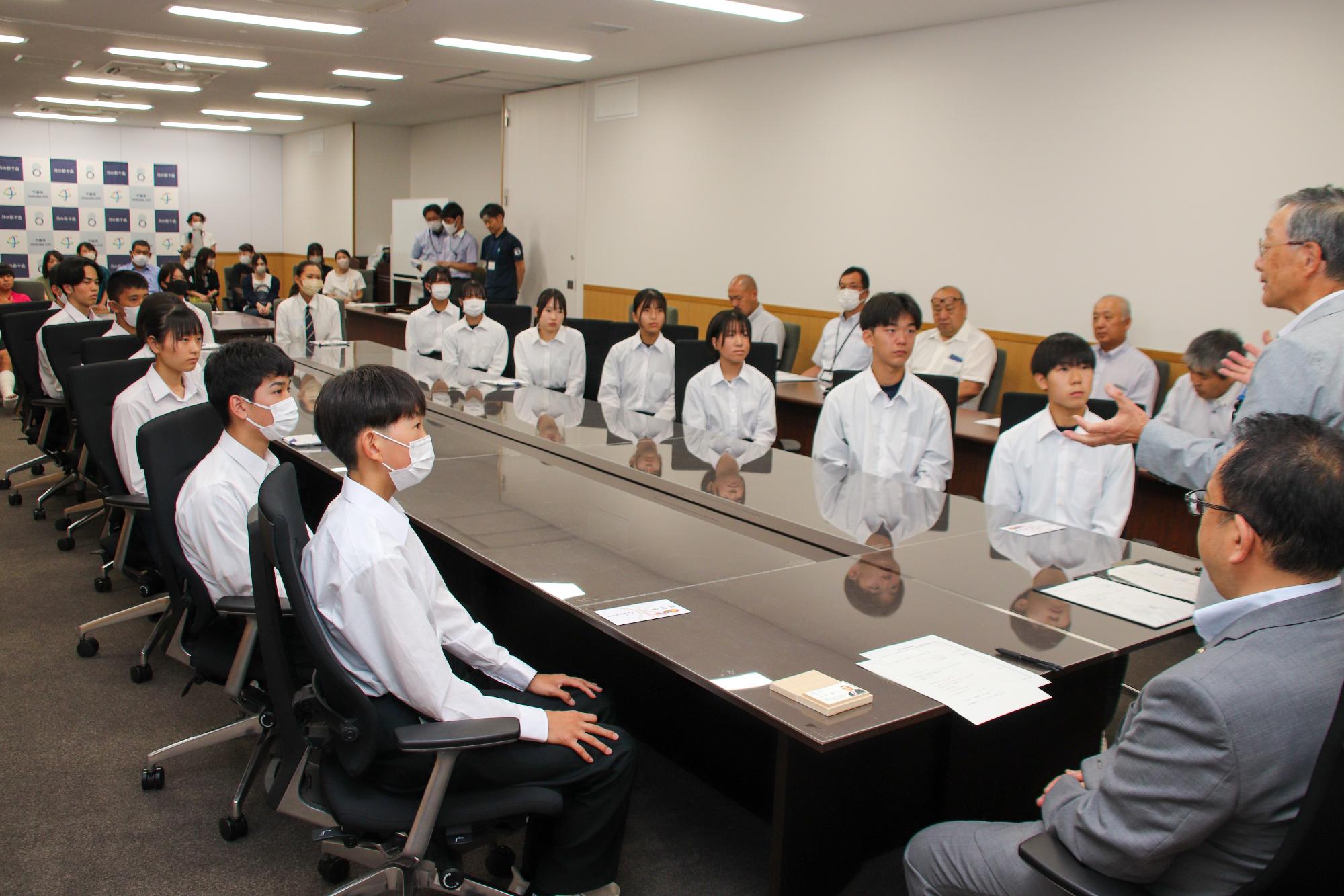 小松教育長から激励を受ける中学生たち