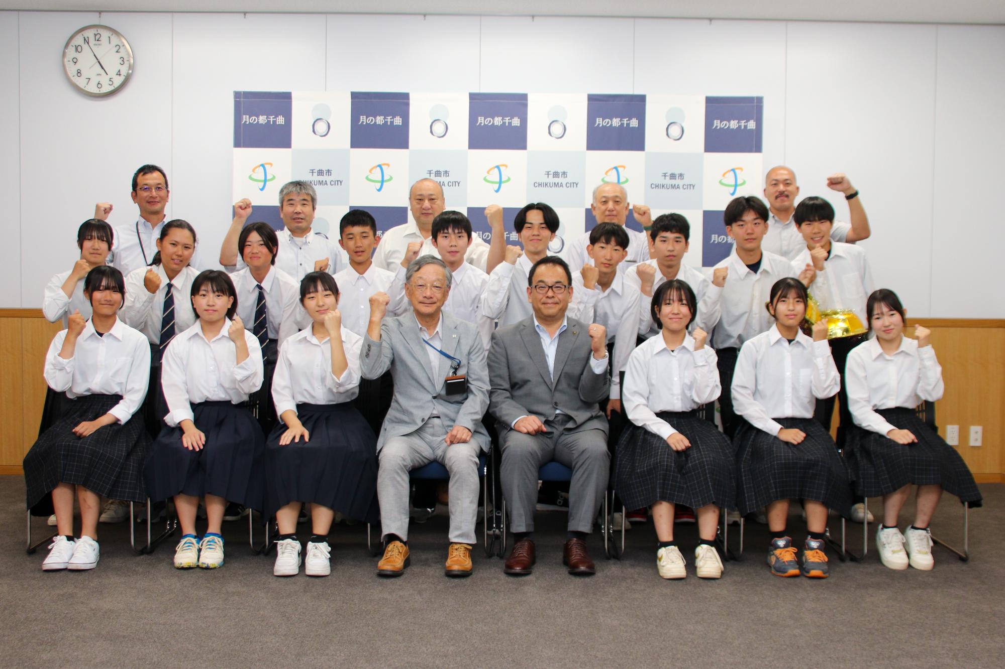 小川市長、小松教育長と記念撮影する北信越大会出場の選手たち