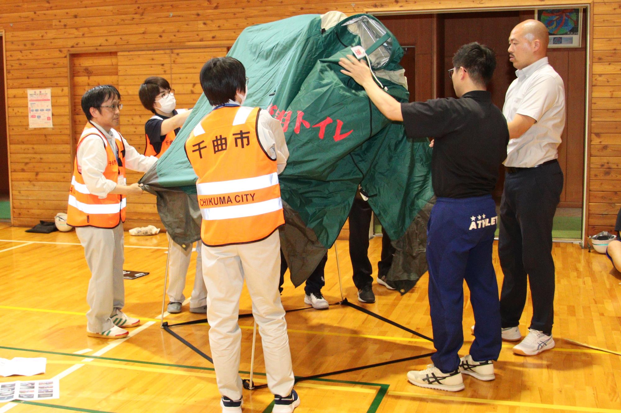 マンホールトイレの設置訓練の様子