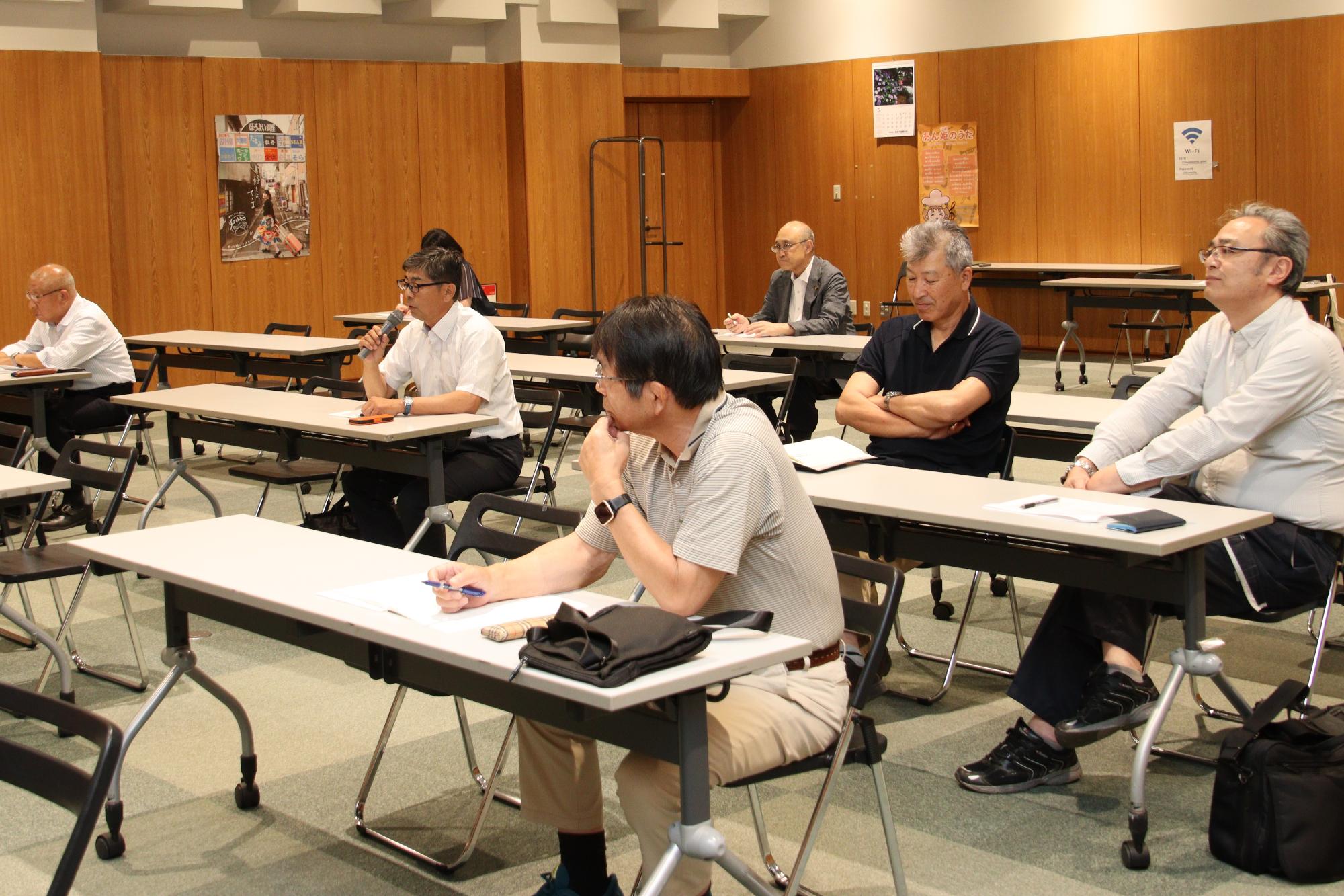 意見交換をする市民の方